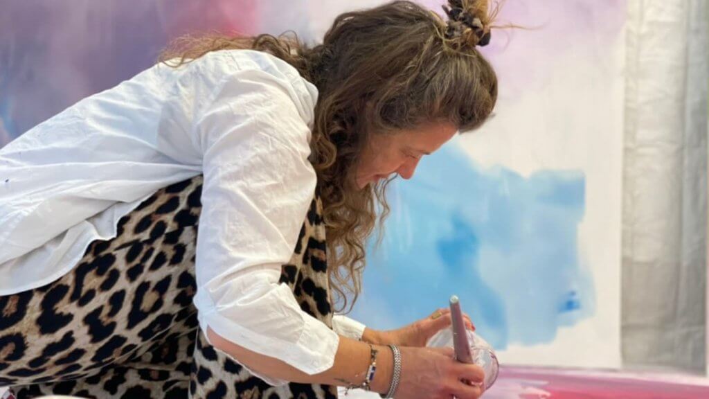 Abbildung: Die Koblenzer Malerin Nikka Wood in ihrem Atelier und Studio in Ehrenbreitstein