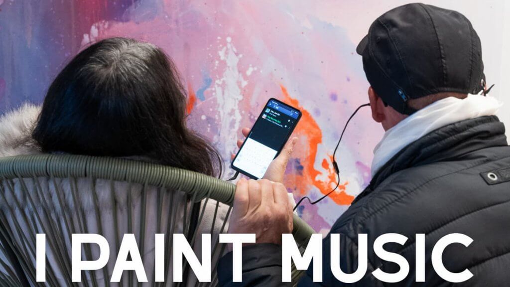 Abbildung: Besuchende des Open Studios von Nikka Wood beim Betrachtes eines Werkes